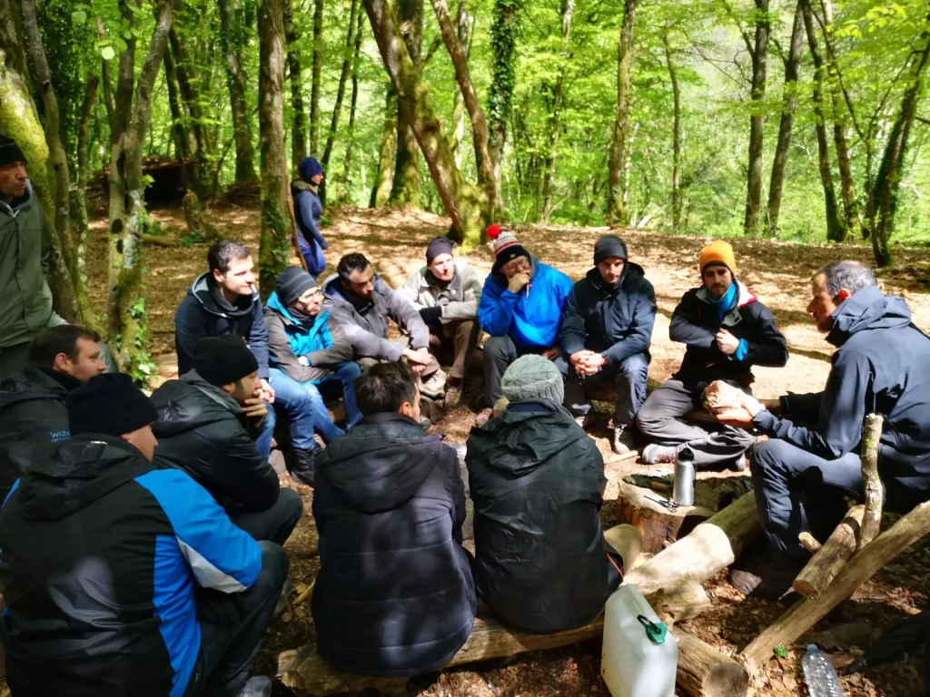 Un groupe en stage de survie