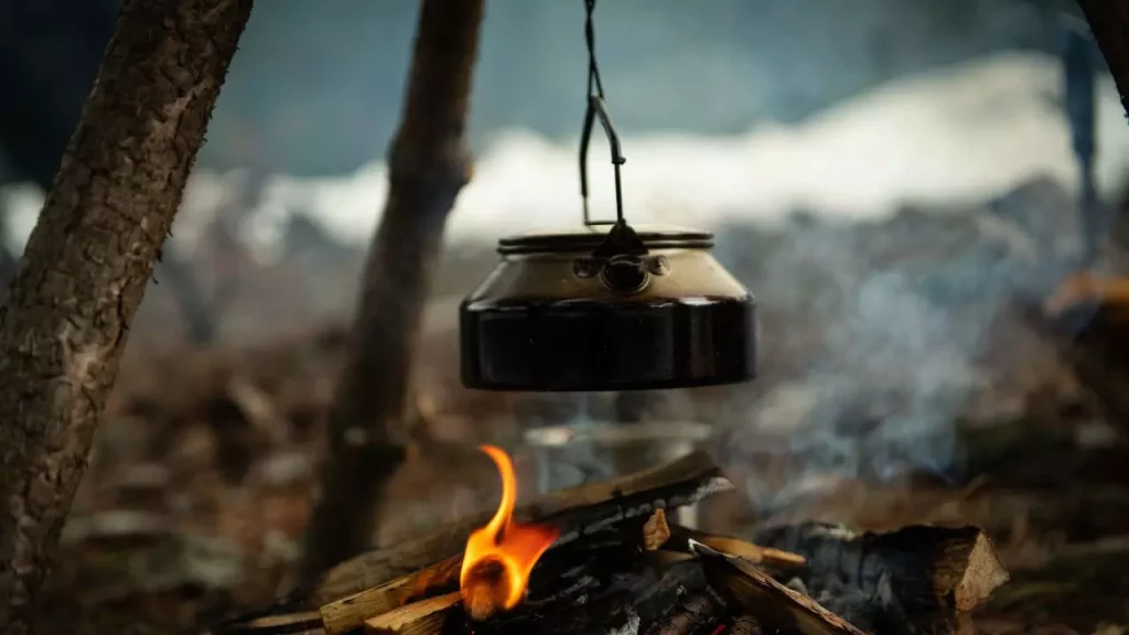 Préparer une soupe en stage de survie