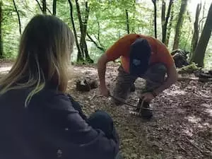 Faire du feu à l'archet en stage de survie